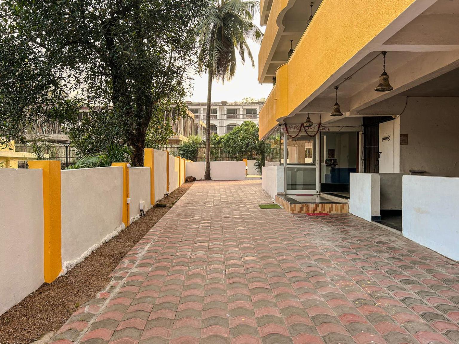 La Costa Residency Hotel Anjuna Bagian luar foto
