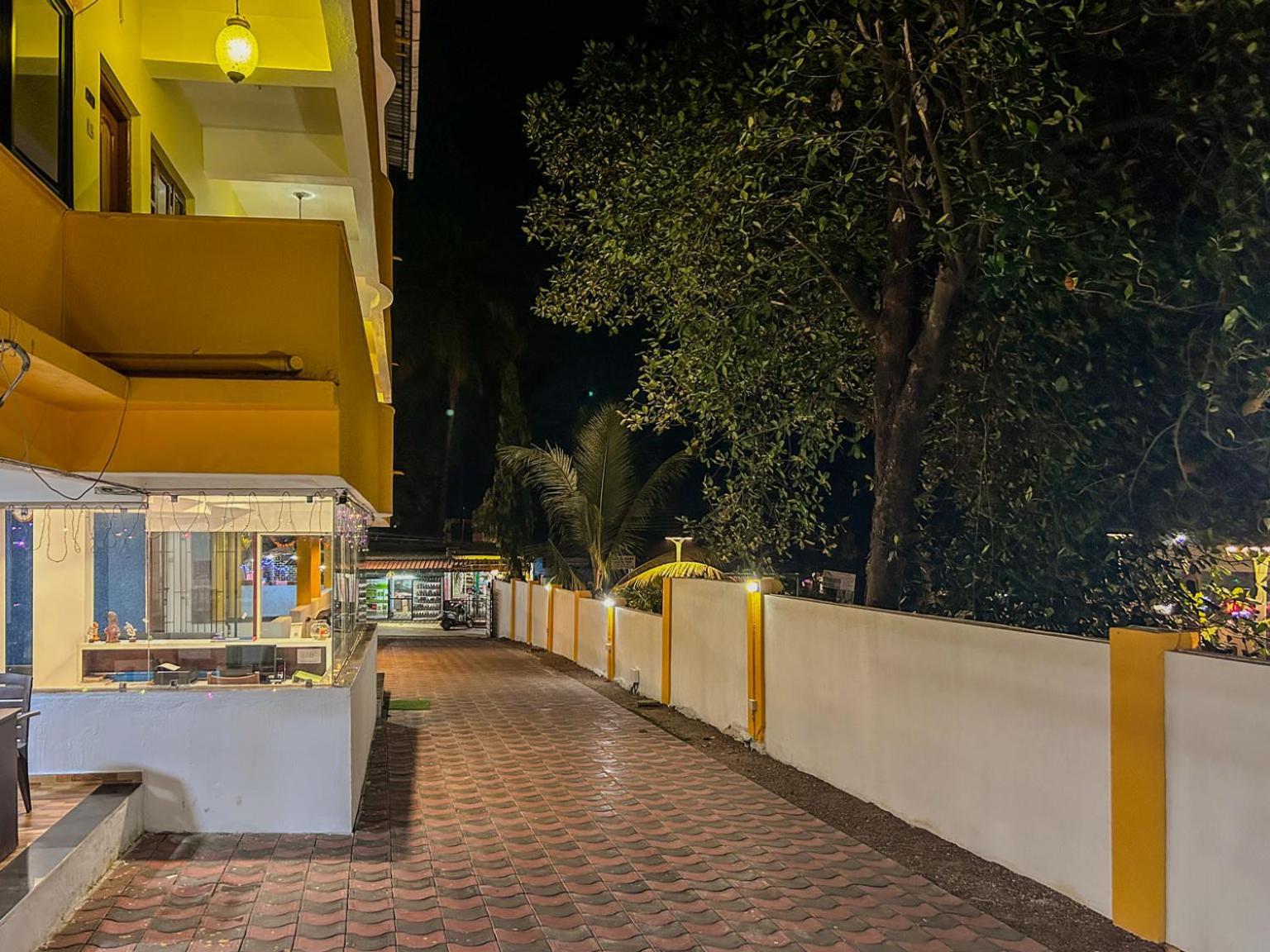 La Costa Residency Hotel Anjuna Bagian luar foto
