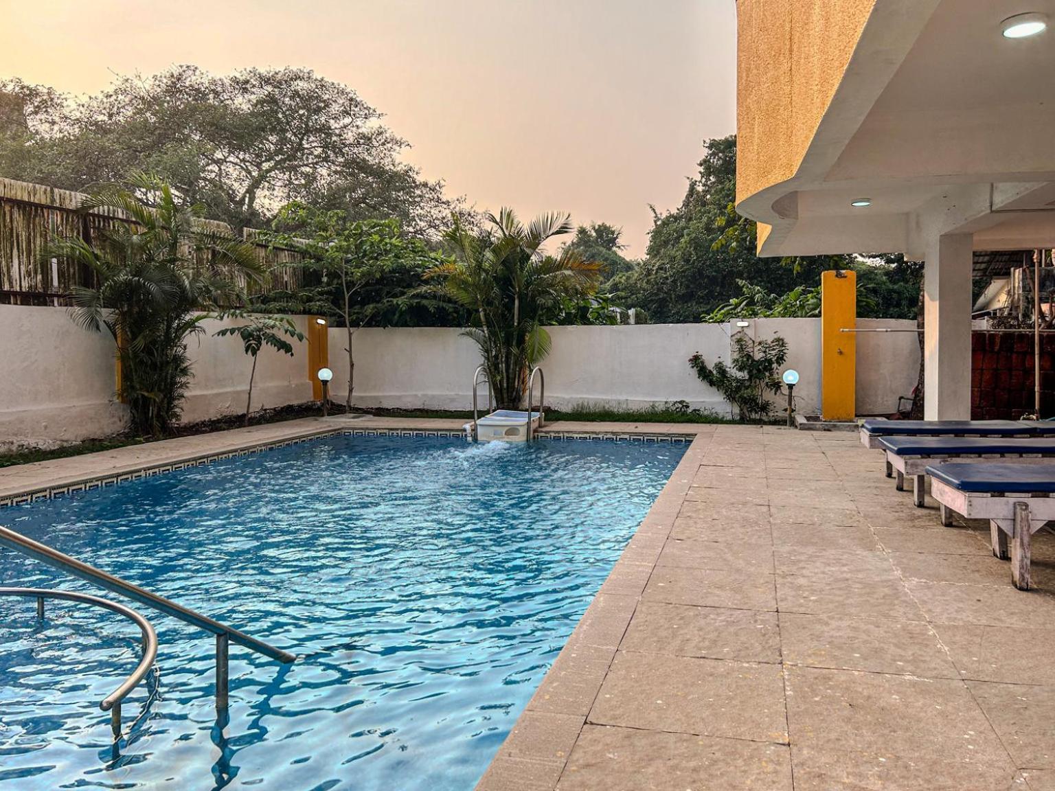 La Costa Residency Hotel Anjuna Bagian luar foto