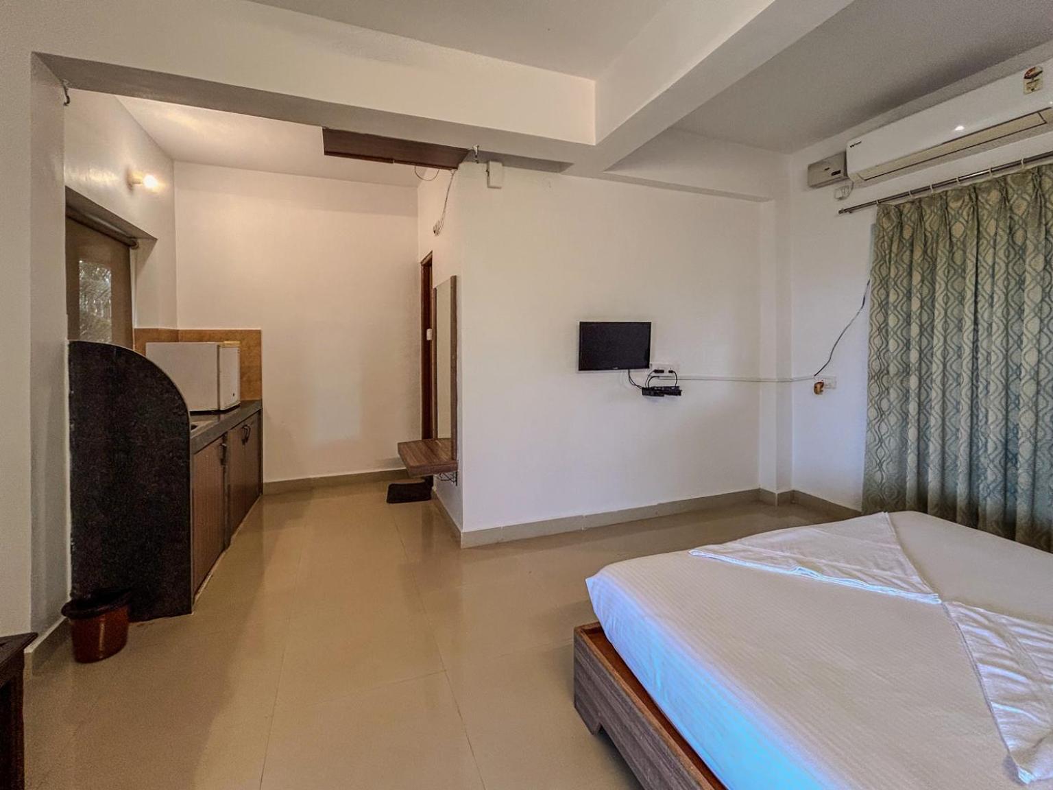 La Costa Residency Hotel Anjuna Bagian luar foto